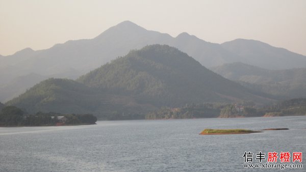 遥望山翠水碧处